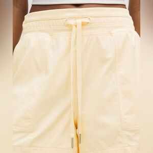 NWT Lululemon Dance Studio High-Rise Short 3.5"
Butter Cream size 2 spring 2025